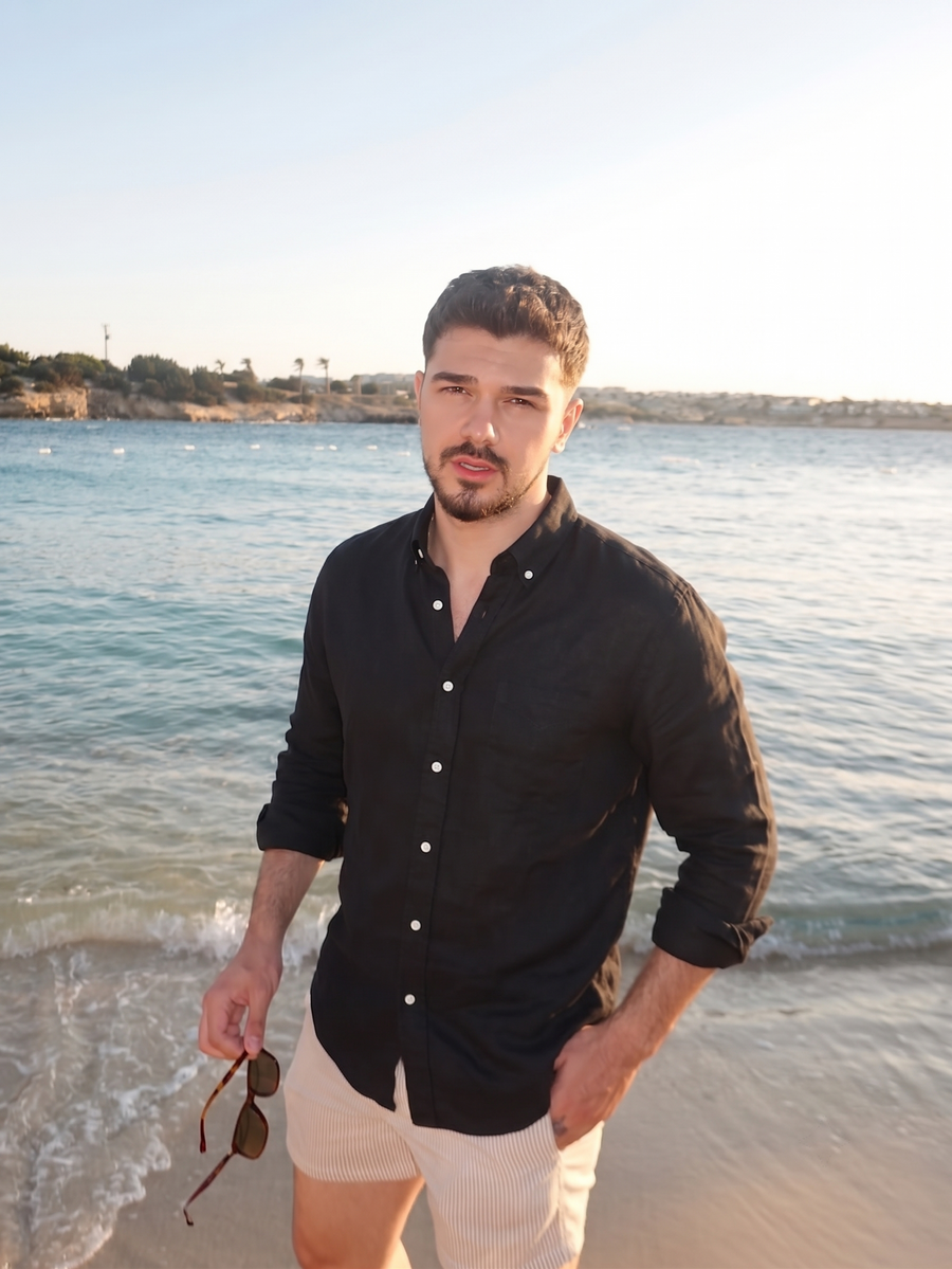 Customer wearing the ORVAN linen shirt