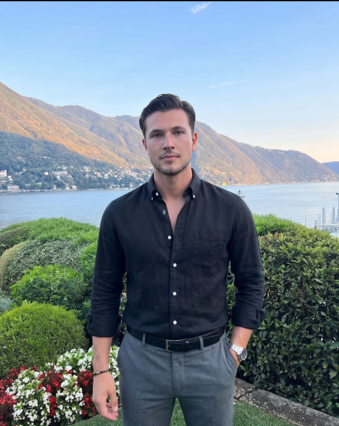 Man wearing the ORVAN linen shirt in summer
